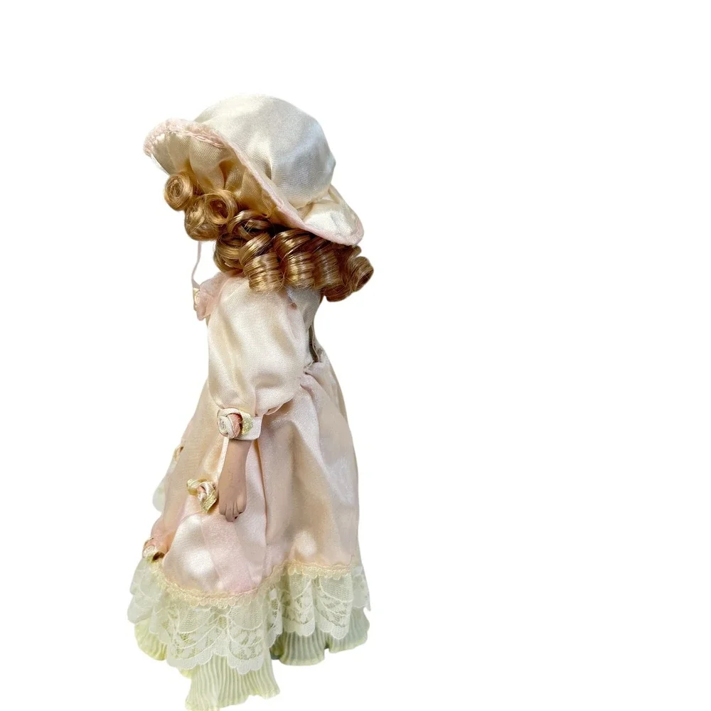 Victorian Porcelain Doll Girls OS Peach Victorian Lace Rose Floral Hat Stand